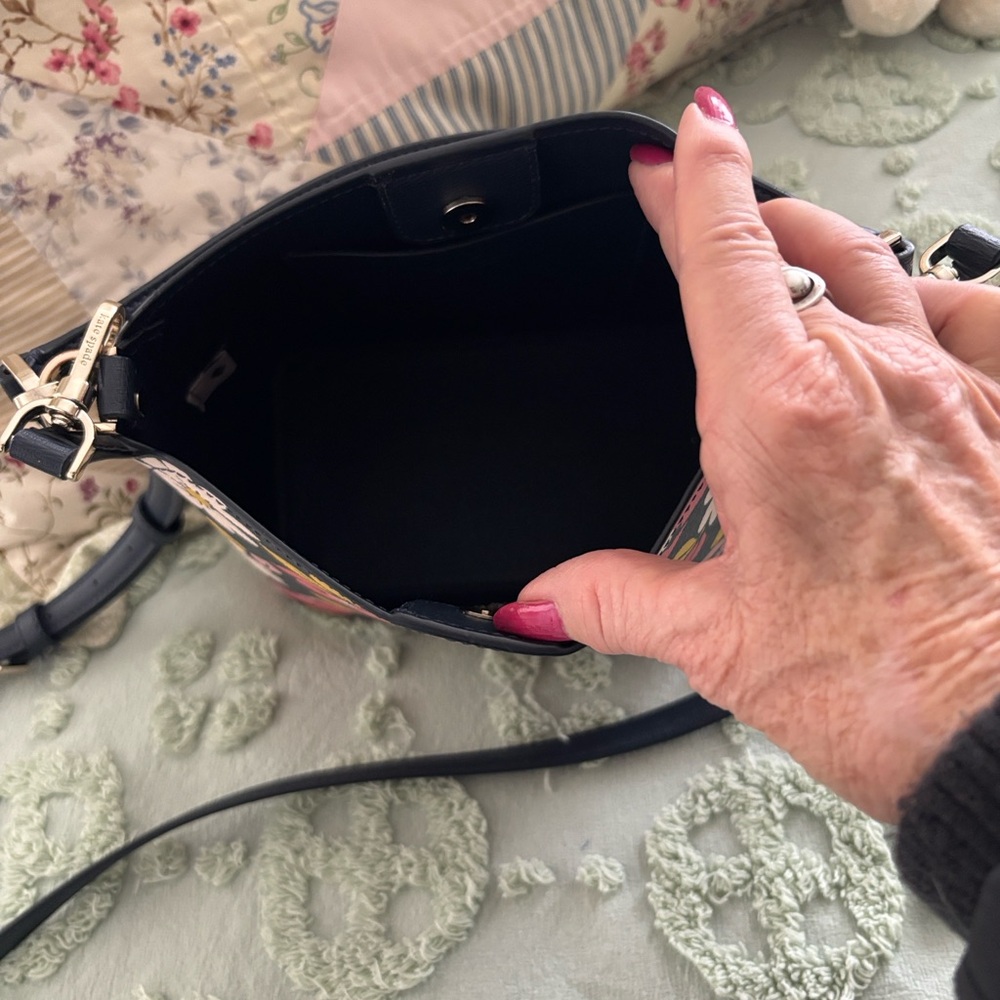 Darling Kate Spade Black Floral Darcy Crossbody Bag - Like New! - Picture 4 of 4